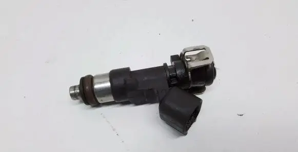 Volvo S60 Fuel injector 30757534