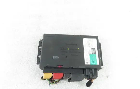 Audi TT Mk1 Central body control module 8N8962267