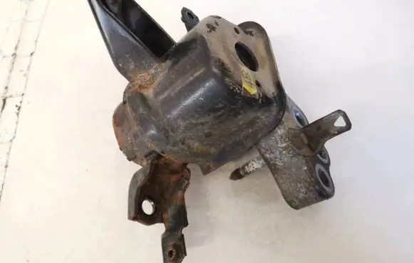Toyota Auris 150 Engine mount bracket