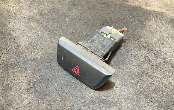 Isuzu D-Max Hazard light switch M31541 HD37