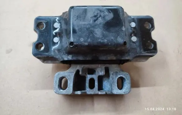 Volkswagen Touran I Engine mount bracket