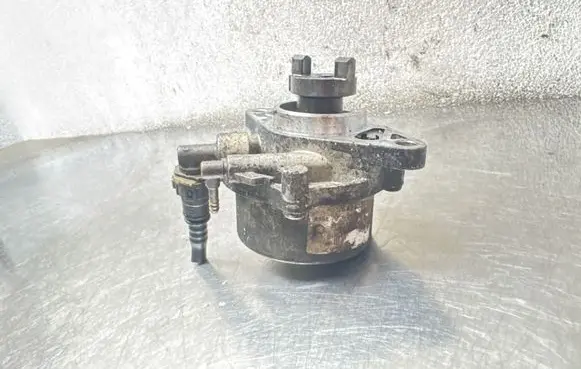Opel Corsa D Vacuum pump 55193232