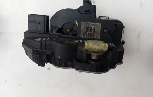 Opel Insignia A Front door lock 13577984