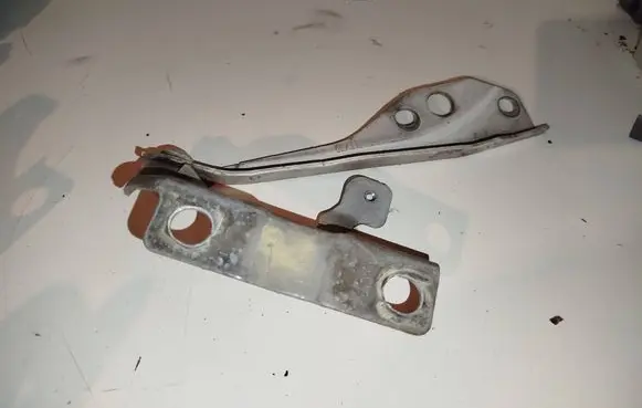 Engine bonnet/hood hinges