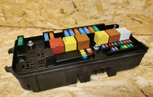 Opel Signum Fuse module 13205799 90017424 197102005