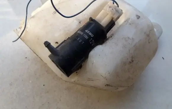 Mazda Demio Windscreen/windshield washer pump 860141315