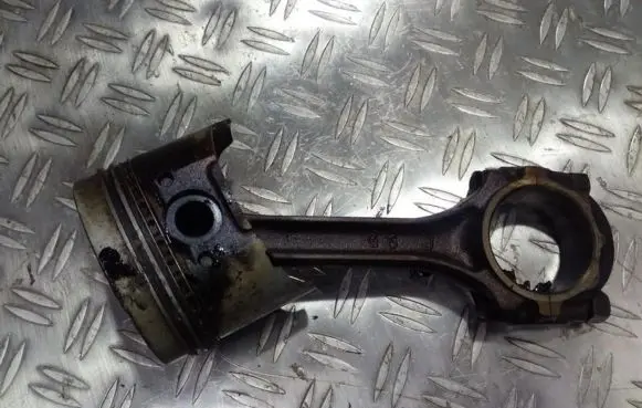 Hyundai Lantra I Piston with connecting rod