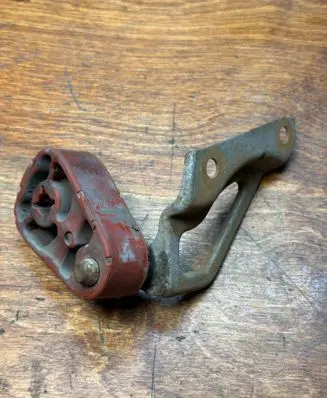 BMW X6 E71 Muffler mount bracket/holder 16009210 7583940