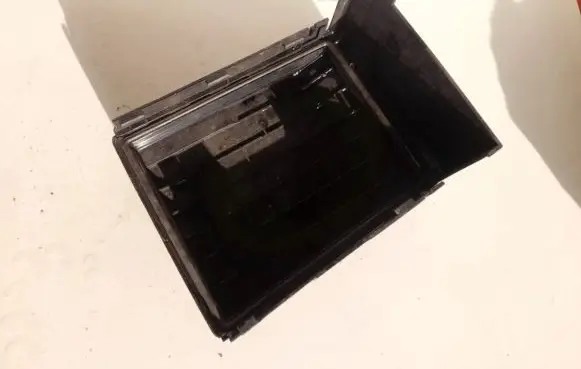 Volkswagen Golf V Fuse box cover 1k0937132f 1k0937132g