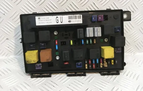 Opel Zafira B Fuse module 13206748M