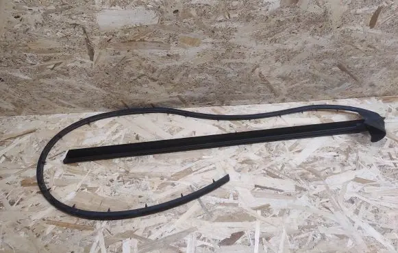 Maserati GranTurismo Rubber seal front coupe door window 80091300
