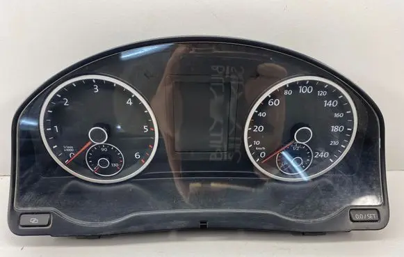 Volkswagen Tiguan Speedometer (instrument cluster) 5N0920882C