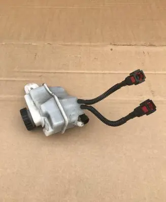 Opel Mokka Brake fluid reservoir 