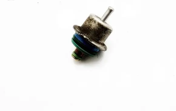 Ford Escort Fuel pressure regulator 7559874142