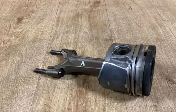 Ford Mondeo MK IV Piston with connecting rod 085190