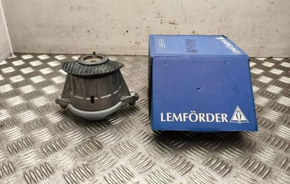 Mercedes-Benz CLS C218 X218 Engine mount bracket 2042400917