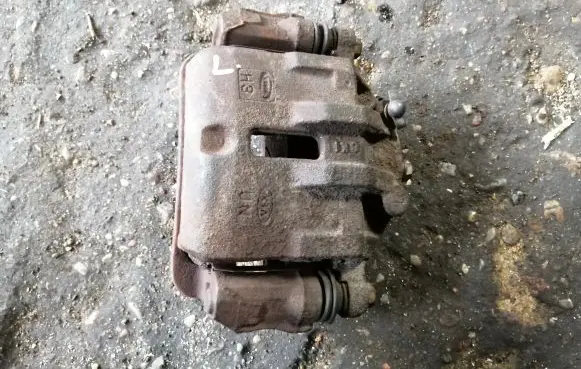 KIA Carens I Front brake caliper