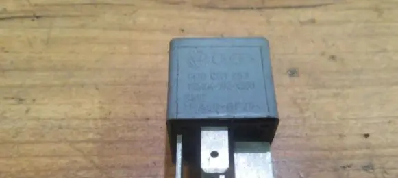Volkswagen PASSAT B5 Other relay 8d0951253 v23134-j52-x300