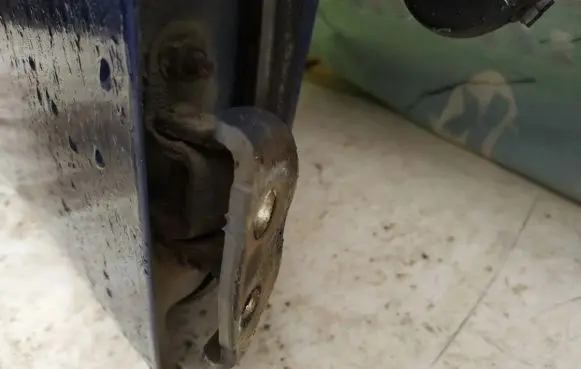 Nissan Micra Front door upper hinge melyna