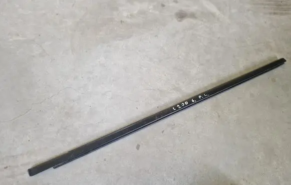 Mitsubishi L200 Rubber seal front door window/glass 