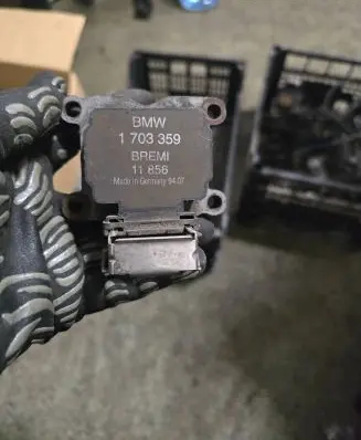 BMW 7 E38 High voltage ignition coil 1703359