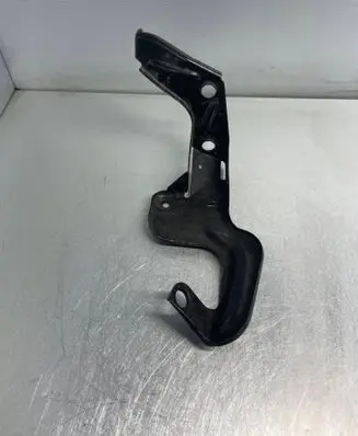 Audi A6 S6 C6 4F Intercooler pipe mounting bracket 4F0145814
