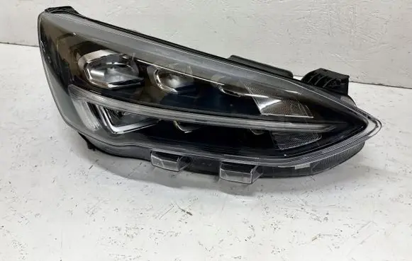 Ford Focus Headlight/headlamp 13E014