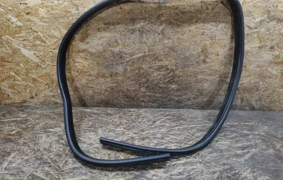 Jaguar XJL Front door rubber seal