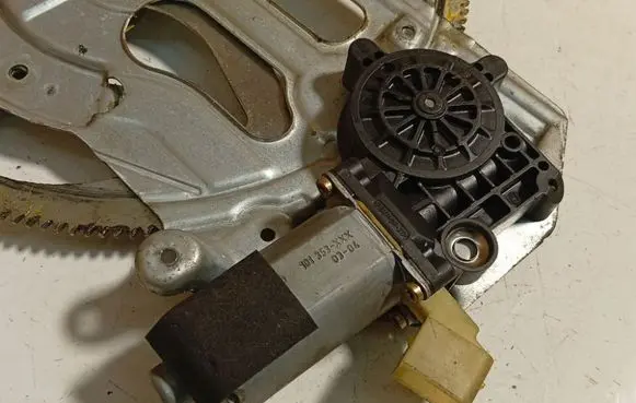 Volvo S60 Front door window regulator motor 101353XXX