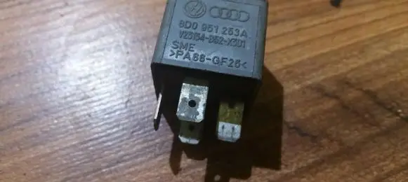 Volkswagen PASSAT B5.5 Other relay 8d0951253a v23134-b52-x301