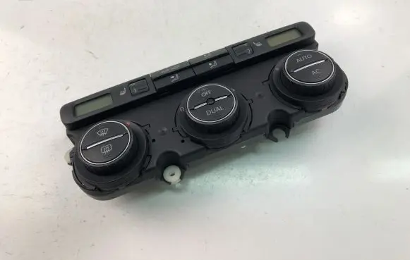 Volkswagen PASSAT B6 Climate control unit 74677581