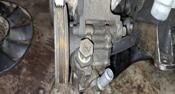 Volkswagen PASSAT B5 Power steering pump 028145255F