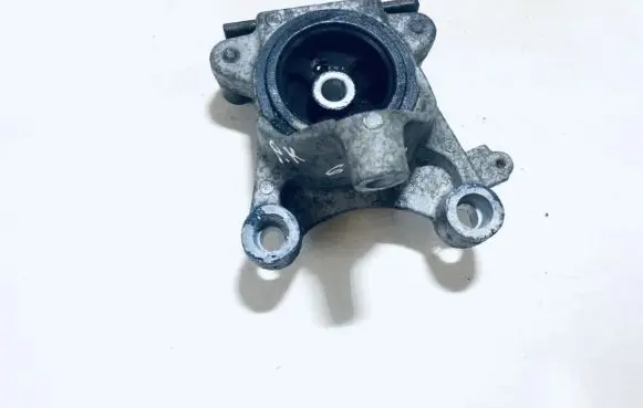 Honda CR-V Engine mount bracket