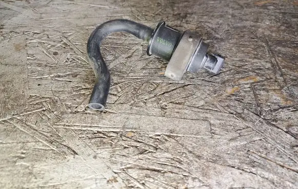 Volvo S40 Vacuum valve 8653642