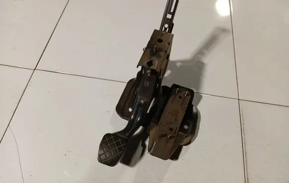 Volkswagen Golf IV Brake pedal 1J1721631C