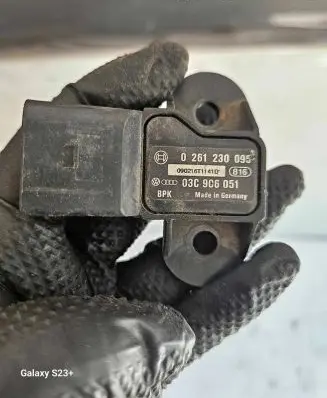 Volkswagen Golf V Air pressure sensor 03C906051 0261230095