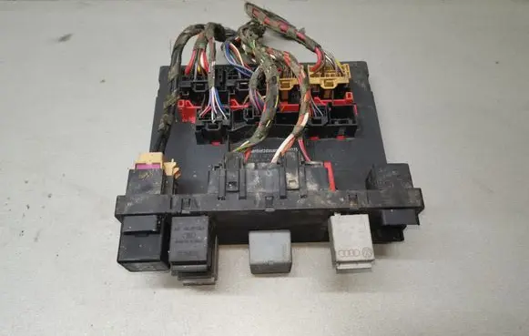 Volkswagen Golf V Fuse module 1K0937049K
