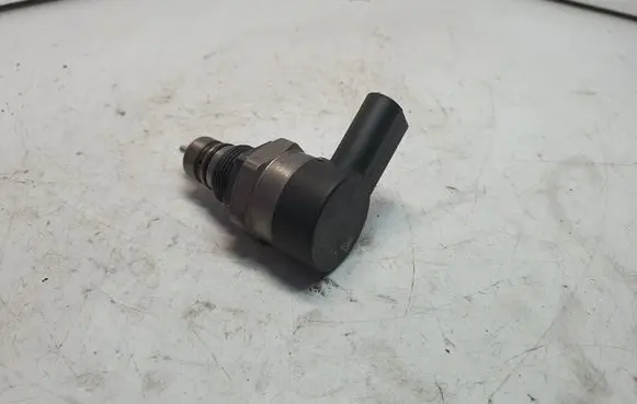 BMW 3 E90 E91 Fuel pressure regulator 0281002481 7805733 13537805733