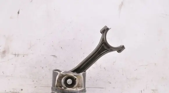 Volkswagen Golf VI Piston 045701B
