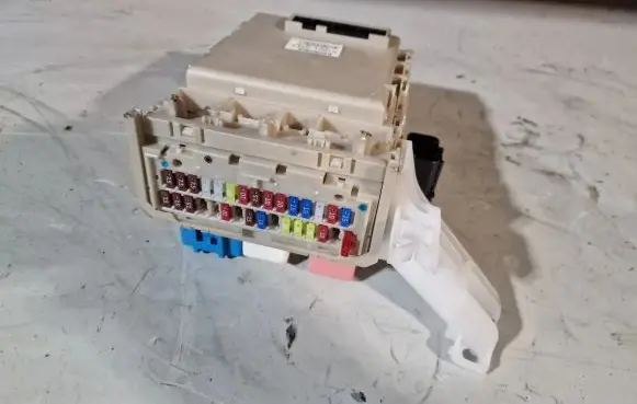 Toyota Verso Fuse module 827300F320