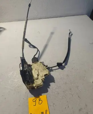Volkswagen PASSAT B5 Front door lock 3B4839016A