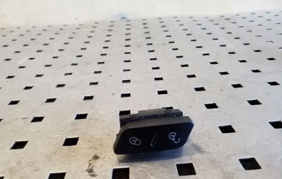 Volkswagen Tiguan Central locking switch button 1K0962126B