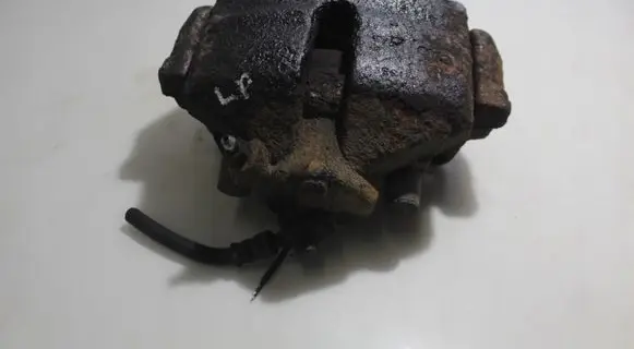 Volkswagen Golf VI Front brake caliper