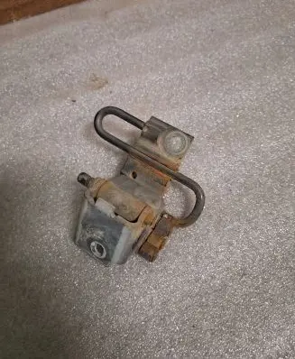 Audi A6 S6 C5 4B Front door lower hinge 4B0831412B
