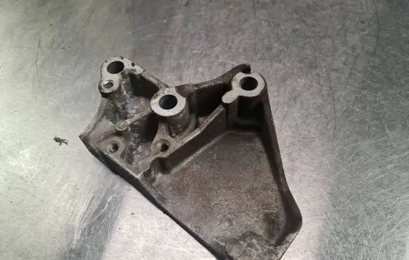 Volvo V70 Engine mounting bracket 9180996