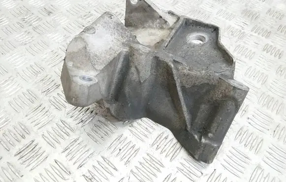 Volvo XC60 Engine mounting bracket 