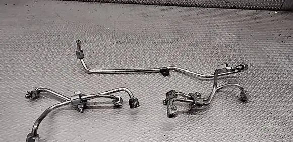 Toyota Avensis T250 Fuel injector supply line/pipe 