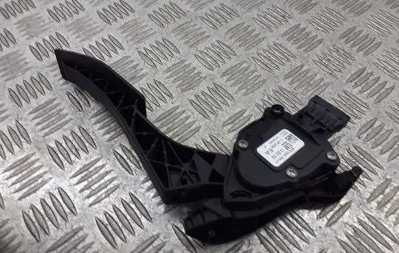 Opel Astra J Accelerator pedal position sensor 13252702