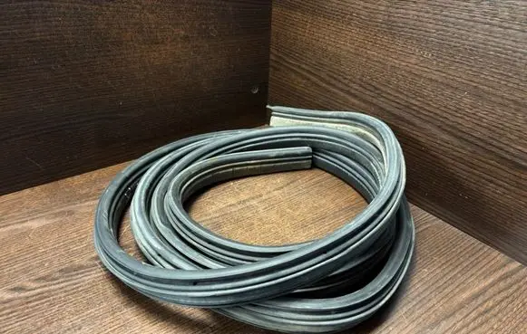 Iveco Daily 3rd gen Rubber seal front door window/glass 504203320 72257
