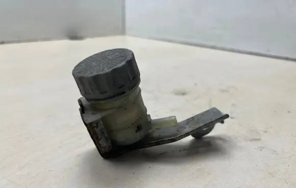 Brake fluid reservoir